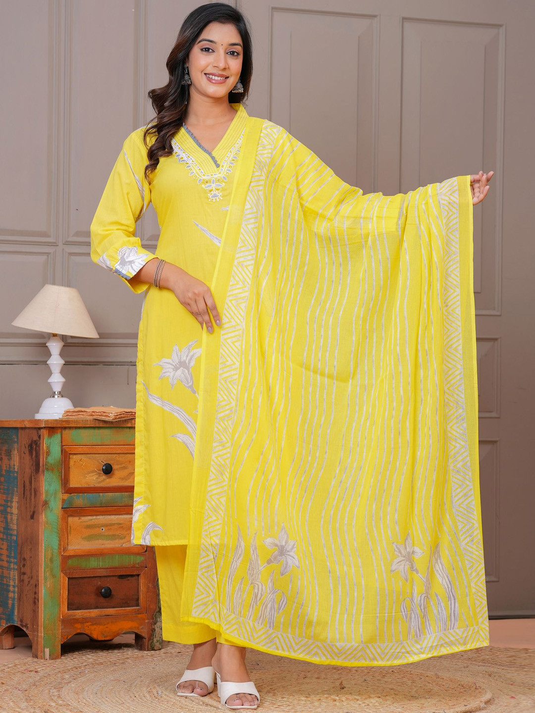 EtnicaWear Floral Printed V-Neck Pure Cotton Straight Kurta With Trousers & Dupatta
