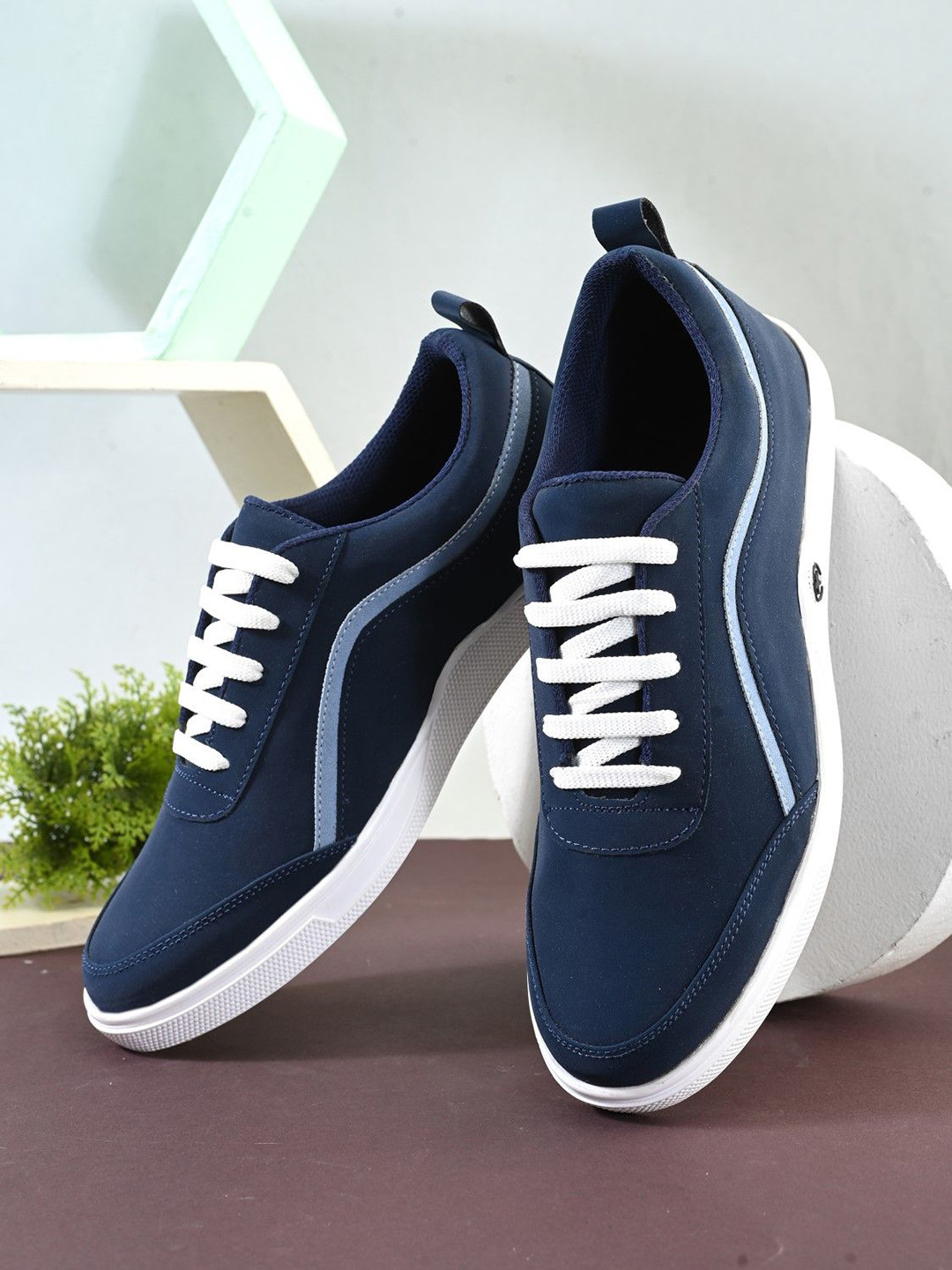 The Roadster Lifestyle Co Men Lace-Up Round Toe Casual Sneakers