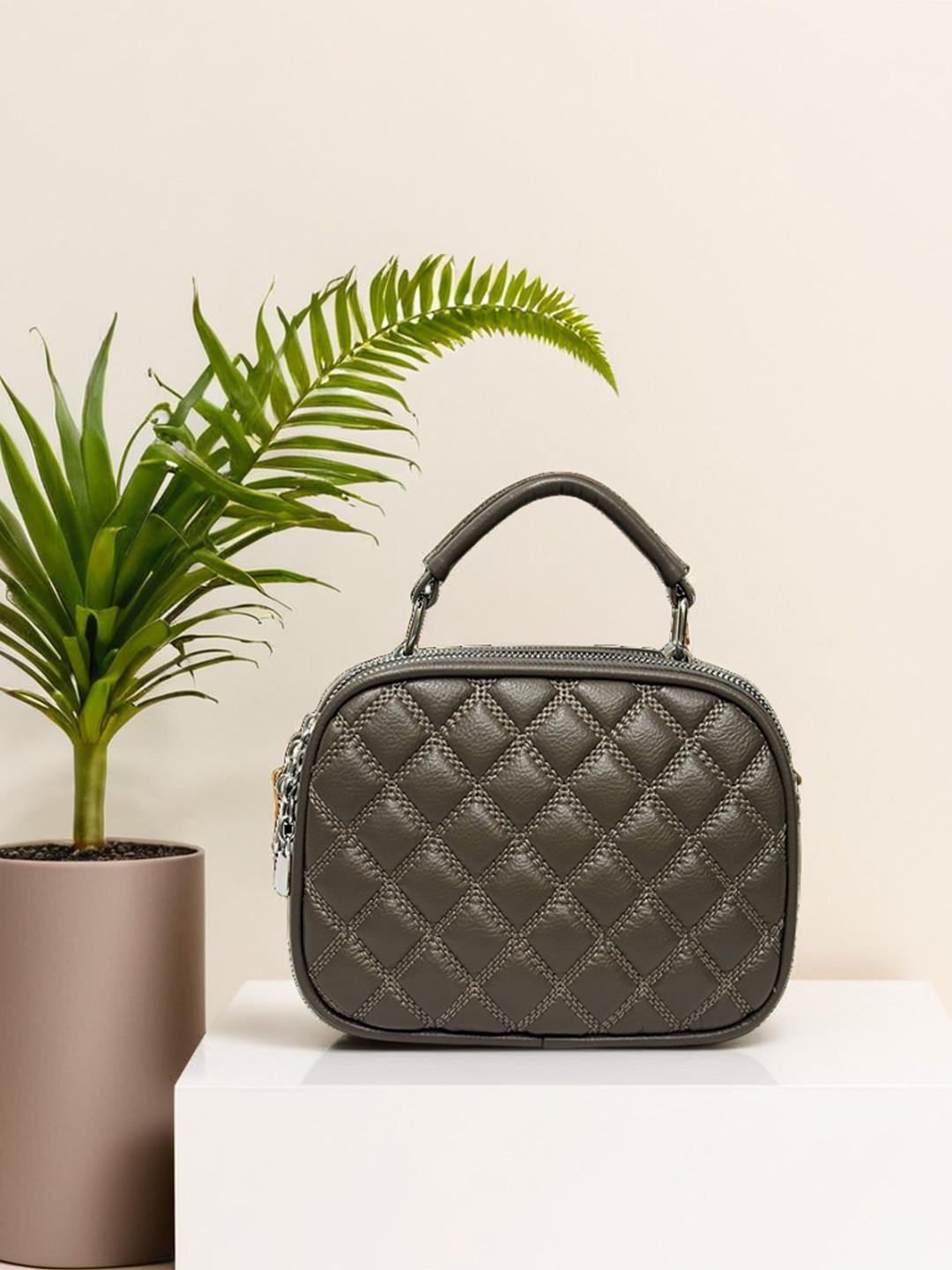 BANDICOOT Women Solid Structured Quilted Handheld Bag