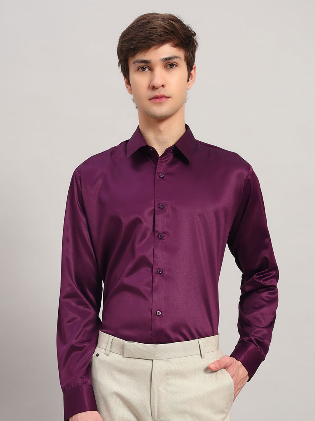 SWAZ Men Burgundy Slim Fit Solid Spread CollarSatin Formal Shirt