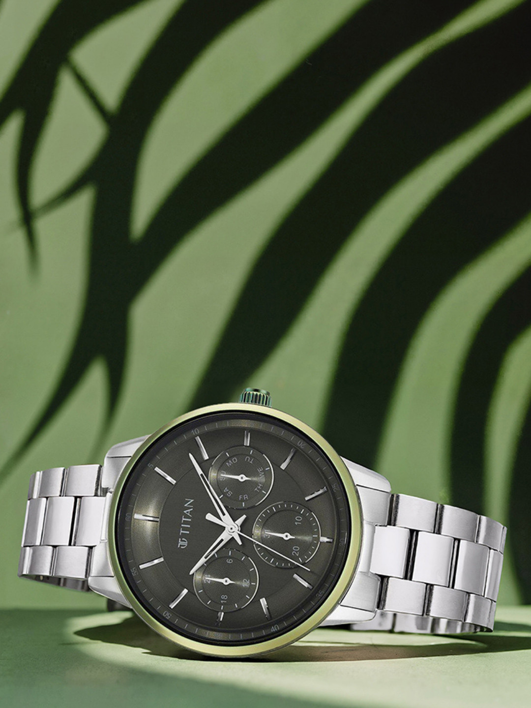 Titan Men Dial & Stainless Steel Bracelet Style Straps Analogue Watch 90133KM01