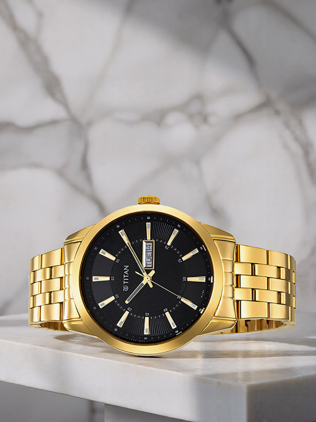 Titan Men Black Dial & Gold Toned Bracelet Style Straps Analogue Watch 1752YM03