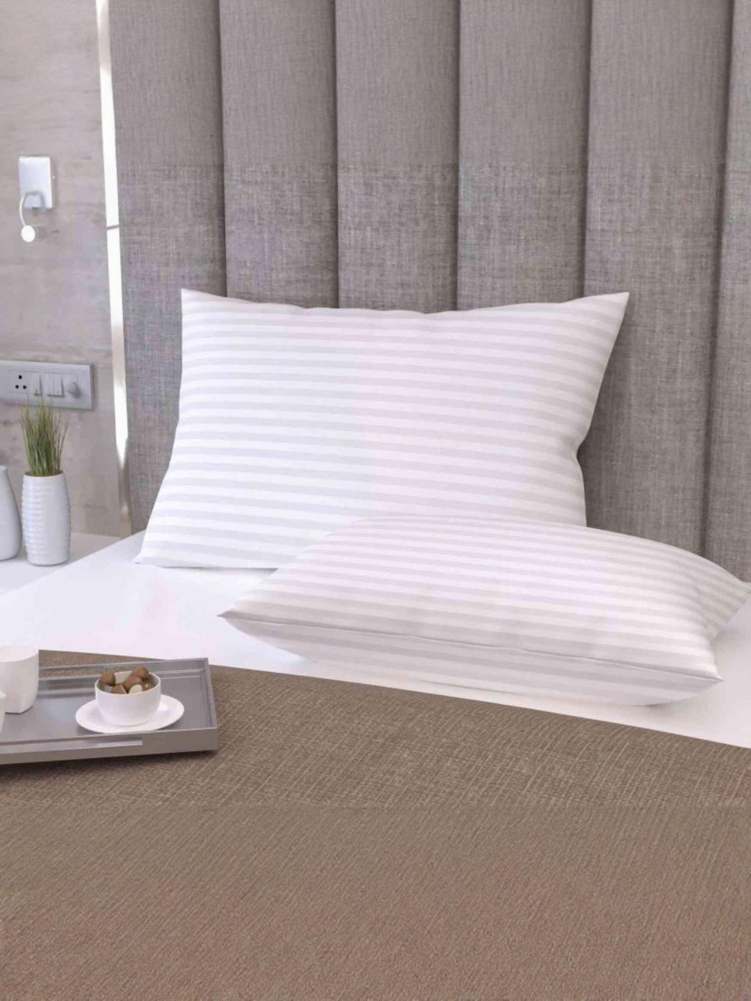 Y&A'M Set of 2 White Pillows