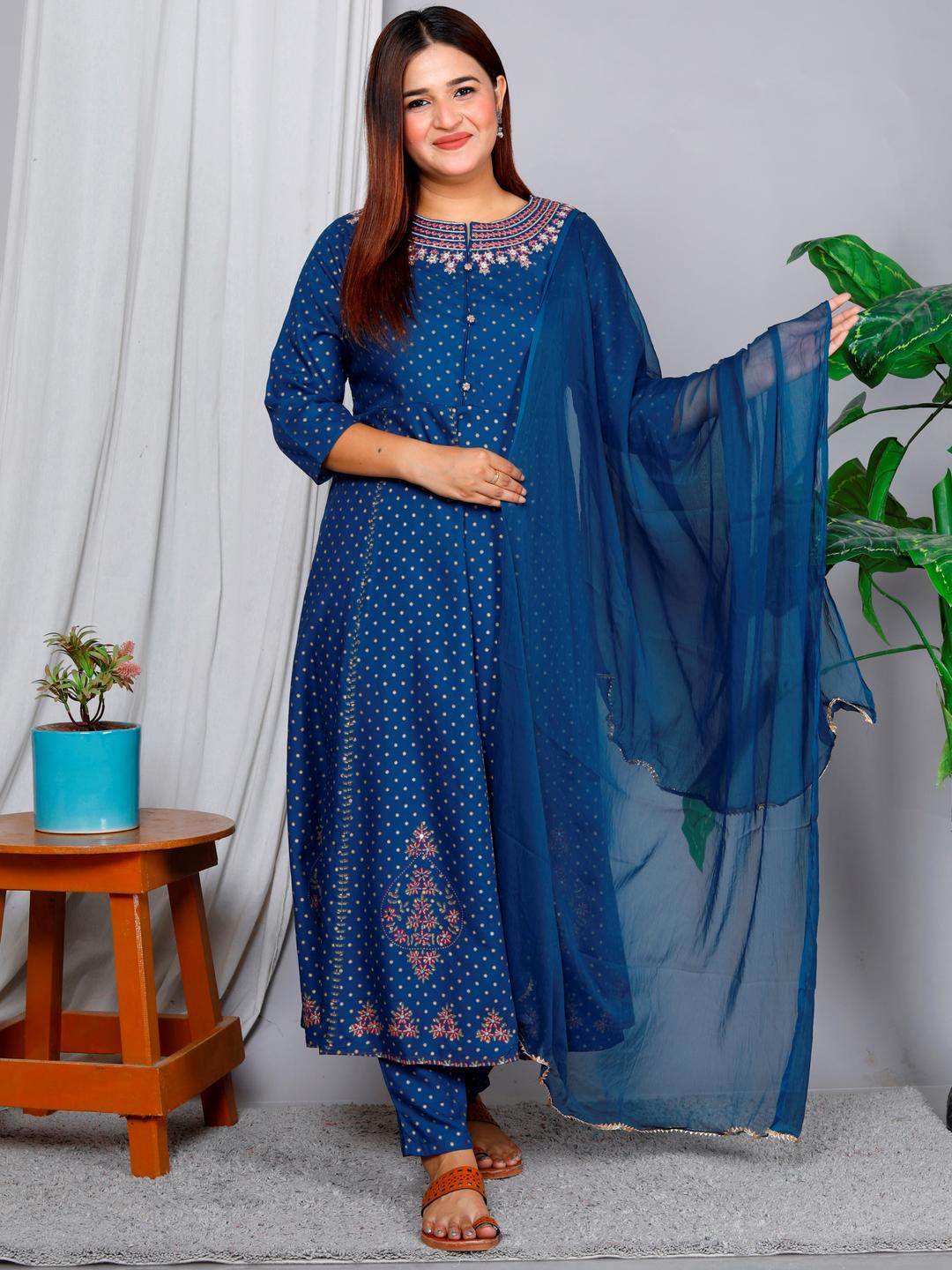Patni Ethnic Women Self Design Viscose Rayon Kurta Sets
