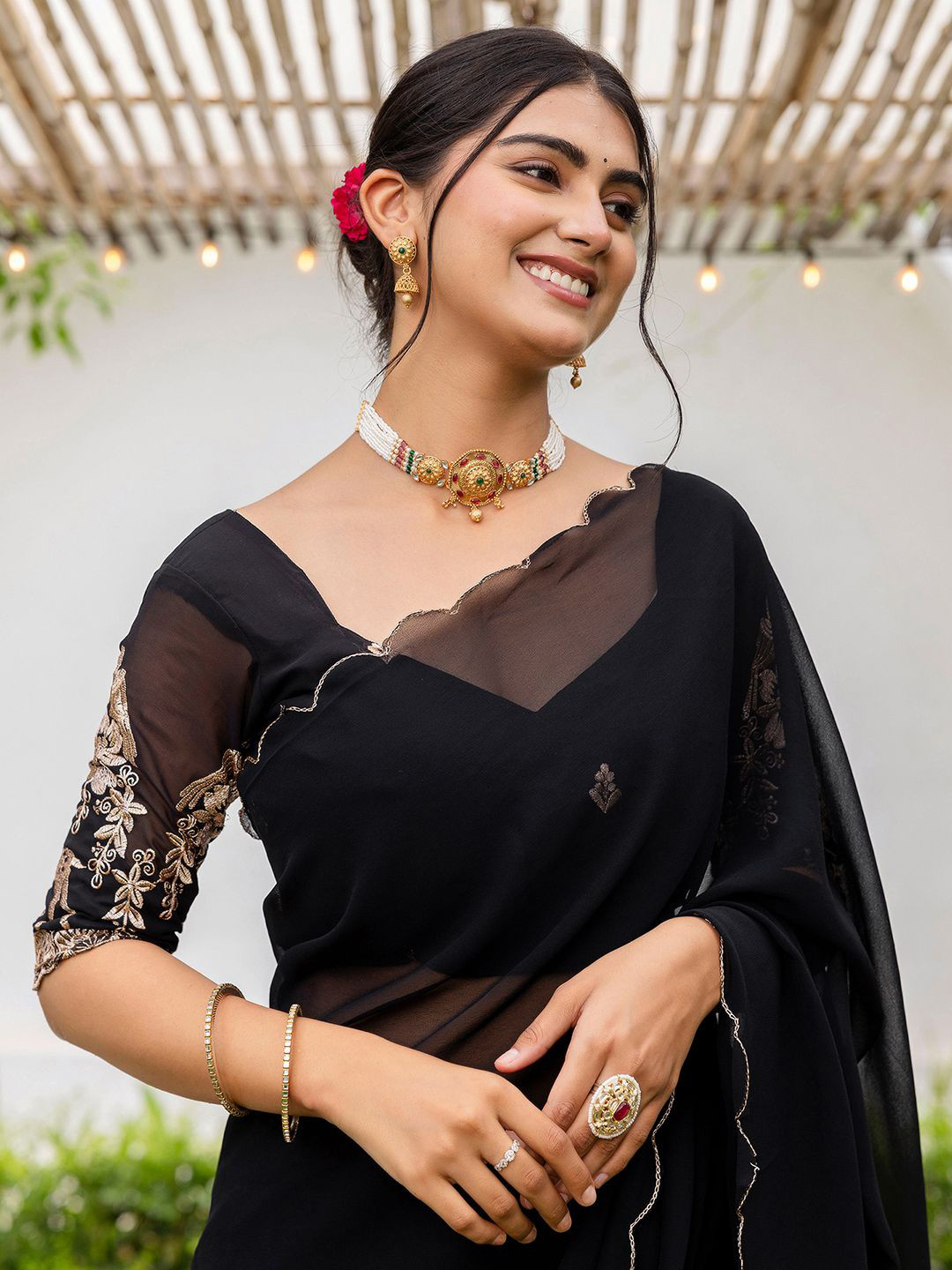 all about you Solid Saree with Scallop Border & Blouse Piece