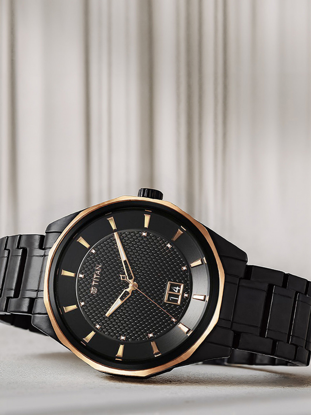 Titan Men Dial & Stainless Steel Bracelet Style Straps Analogue Watch-1829KM04