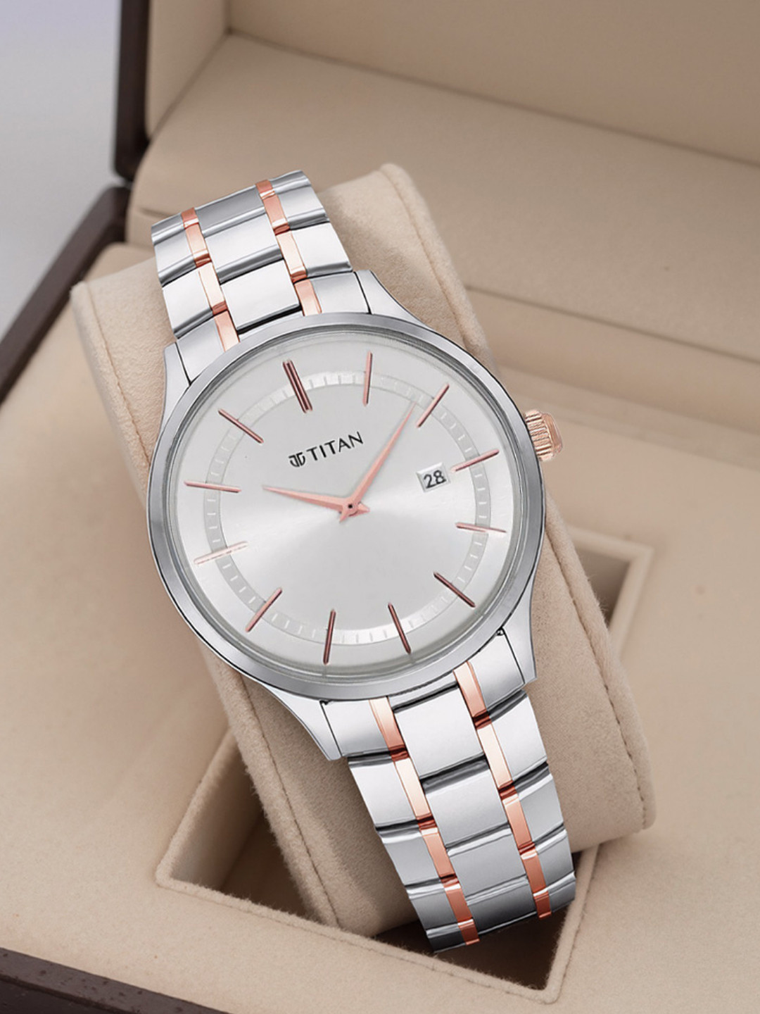 Titan Men Silver-Toned Stainless Steel Bracelet Style Straps Analogue Watch 90142KM01