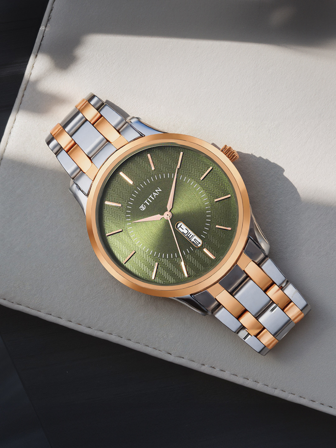 Titan Men Green Dial & Multicoloured Stainless Steel Bracelet Style Straps Analogue Watch 1825KM03