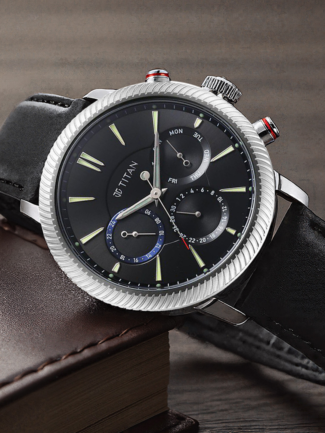 Titan Men Leather Straps Analogue Watch 10012SL01