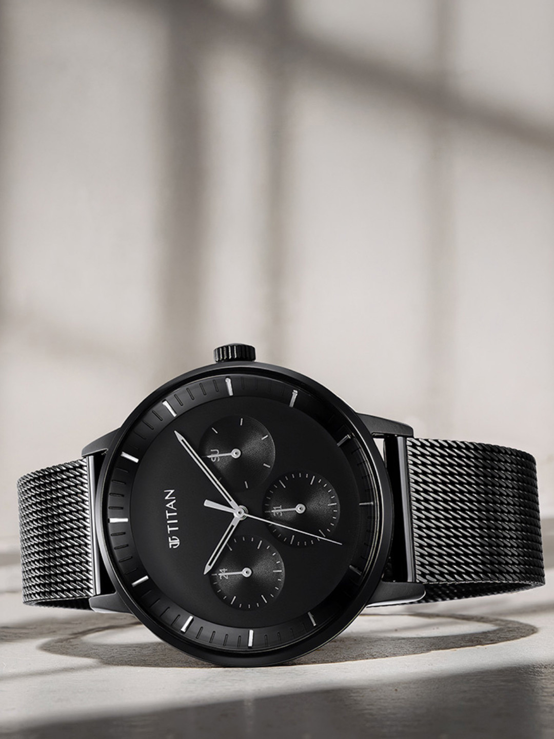 Titan Men Dial & Stainless Steel Bracelet Style Straps Analogue Watch 94006NM01