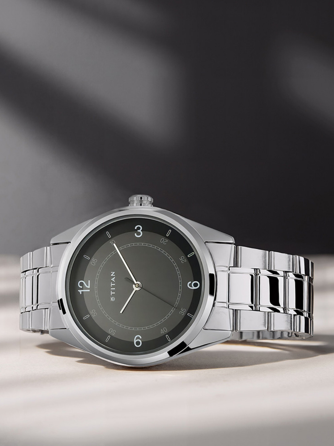 Titan Men Black Analogue Watch 1729SM03