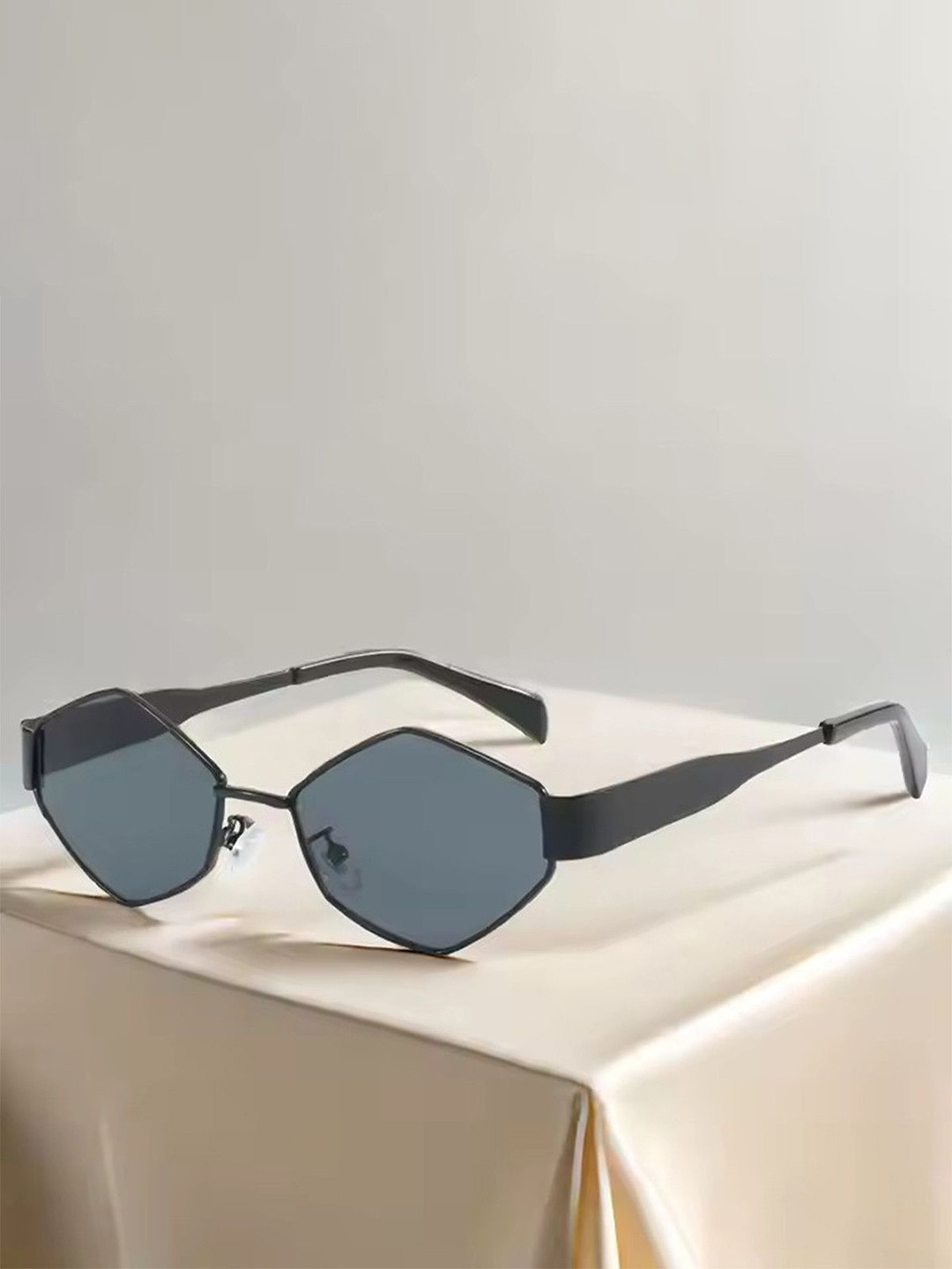 HAYDEN haiza Men Hexagonal Black Sunglasses with Polarised Lens OVAL BLACK