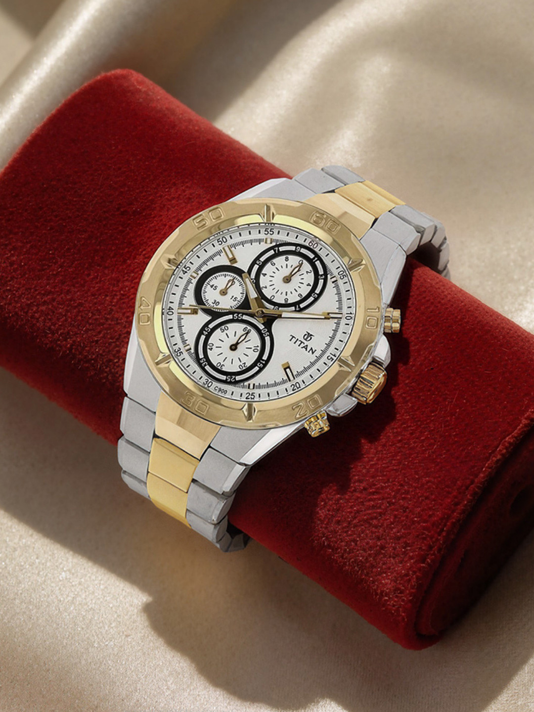 Titan Men Silver-Toned Dial Chronograph Watch NE9308BM01J