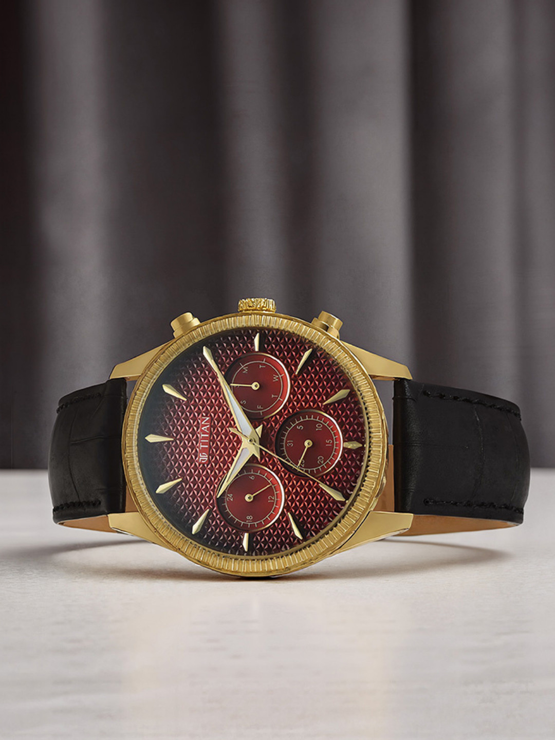 Titan Men Embellished Dial & Leather Straps Analogue Watch-1805YL01