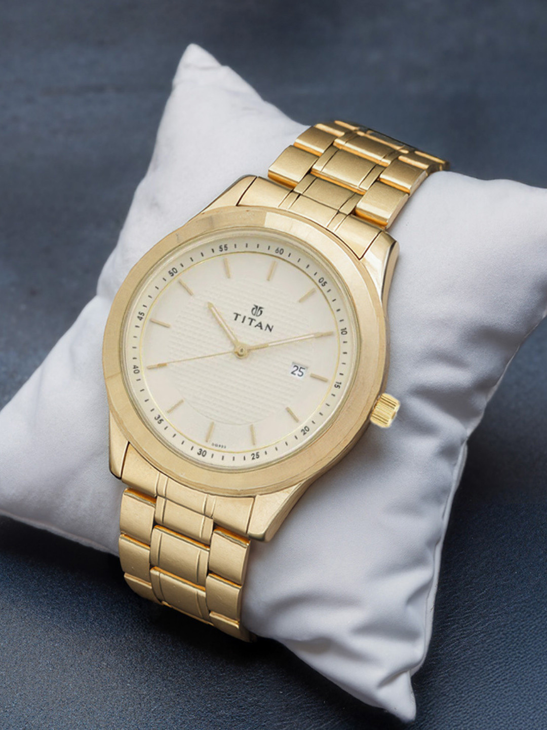 Titan Quartz Analog With Champagne Dial Watch For Men - Nt1627ym04