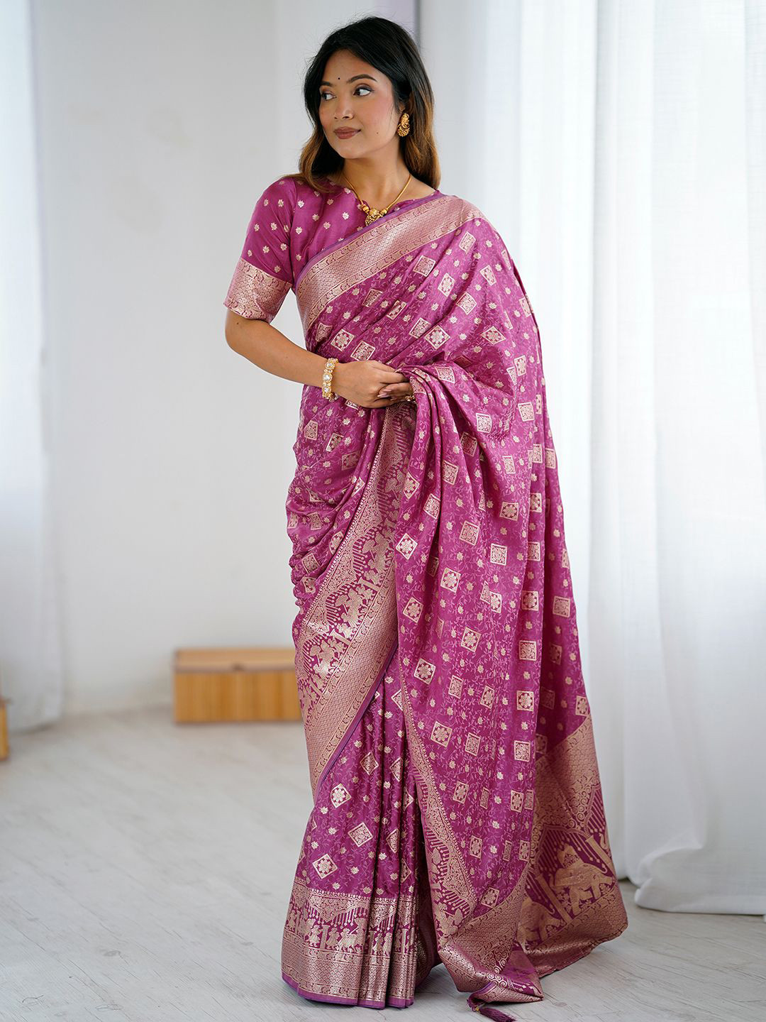 Satrani Ethnic Motifs Woven Design Zari Saree