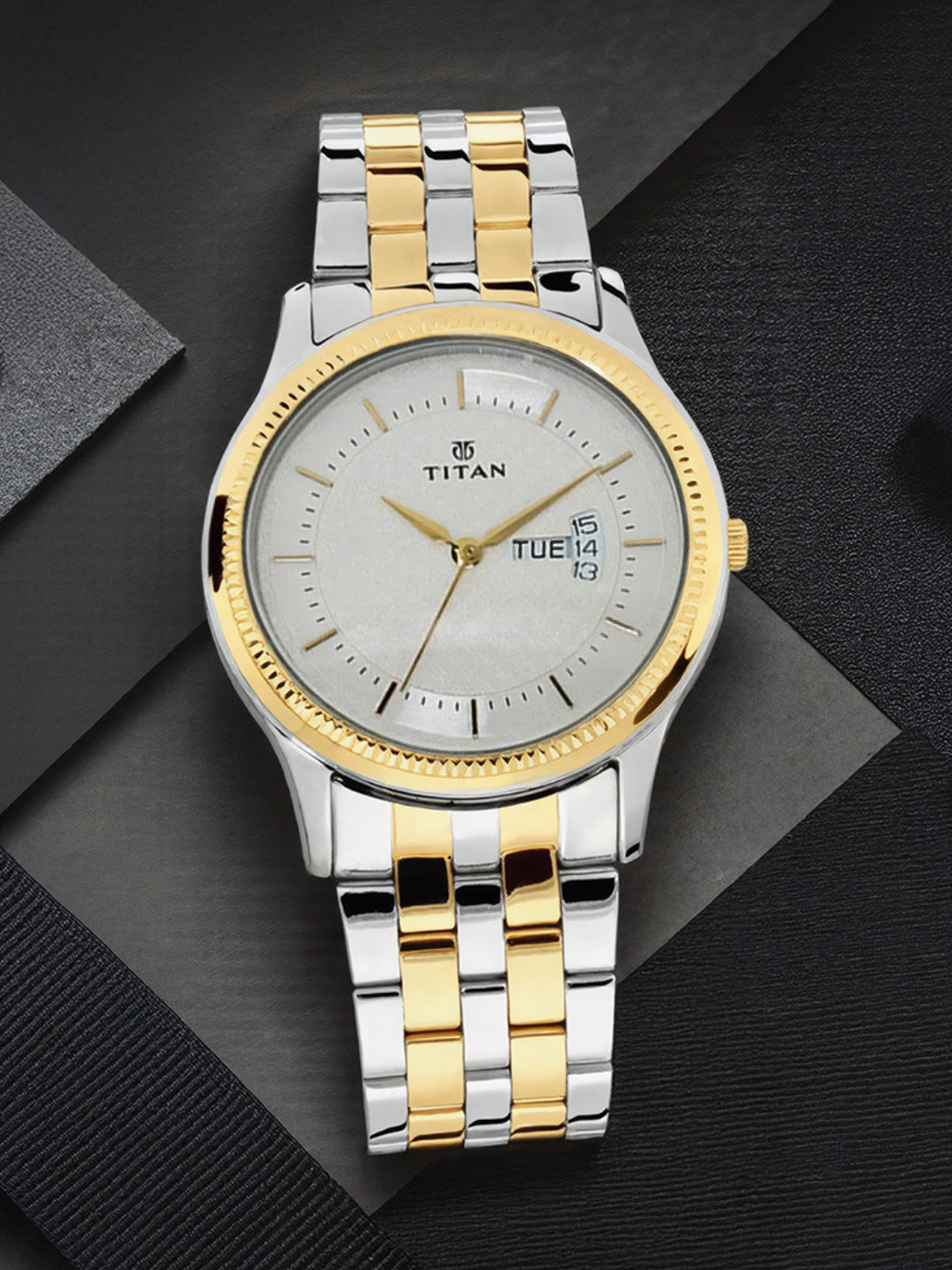Titan Men Silver-Toned Analogue Watch NM1824BM01