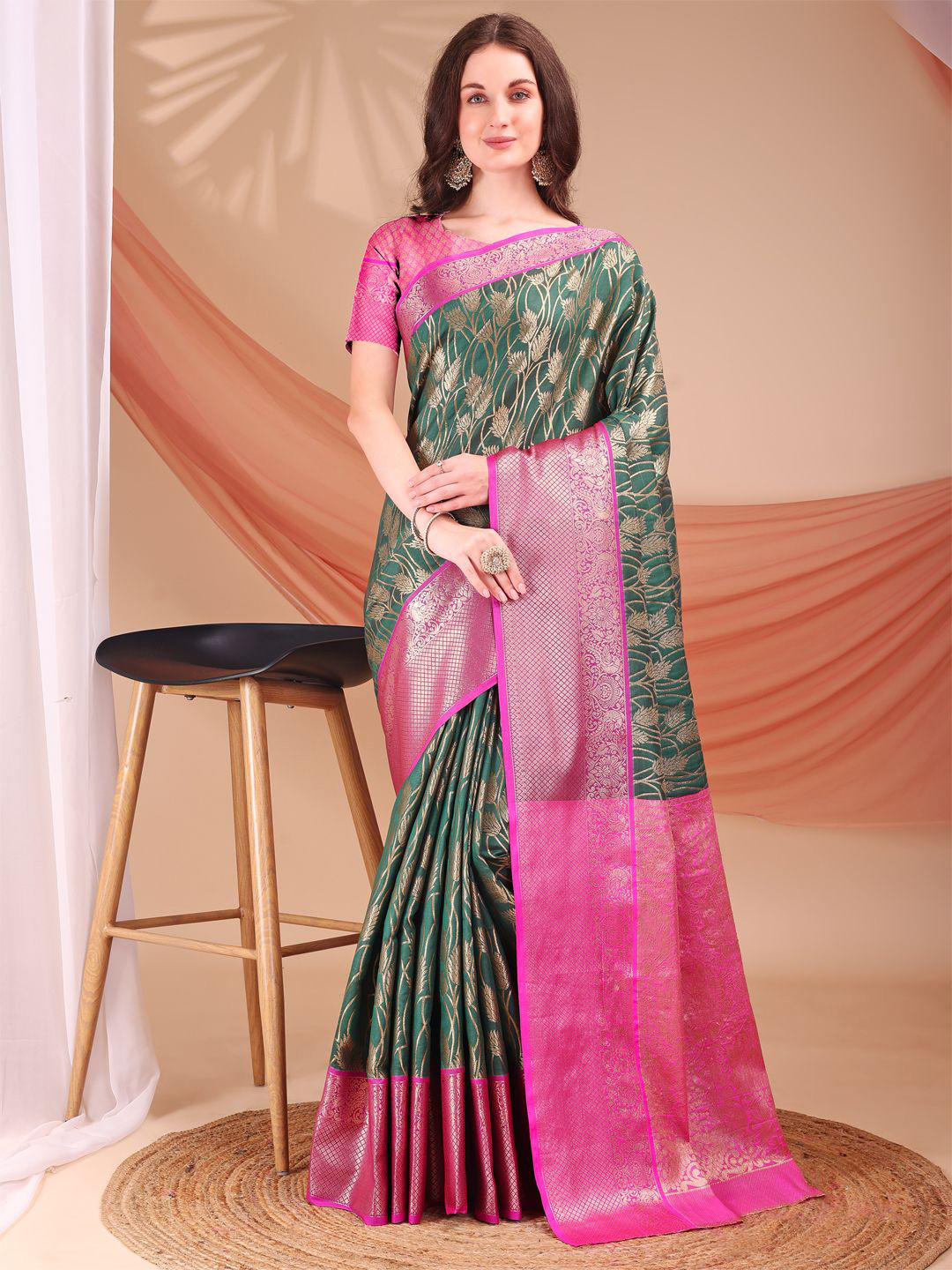 NIYAMI Woven Design Kanjeevaram Saree with Golden Floral Design & Contrast Pink Pallu
