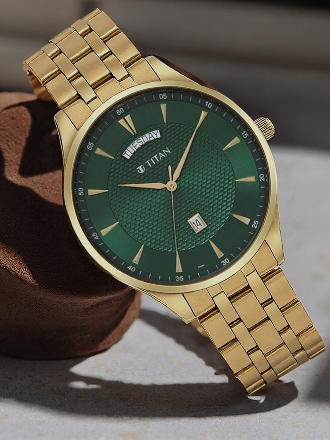 Titan Men Dial & Stainless Steel Straps Analogue Watch 90127YM03