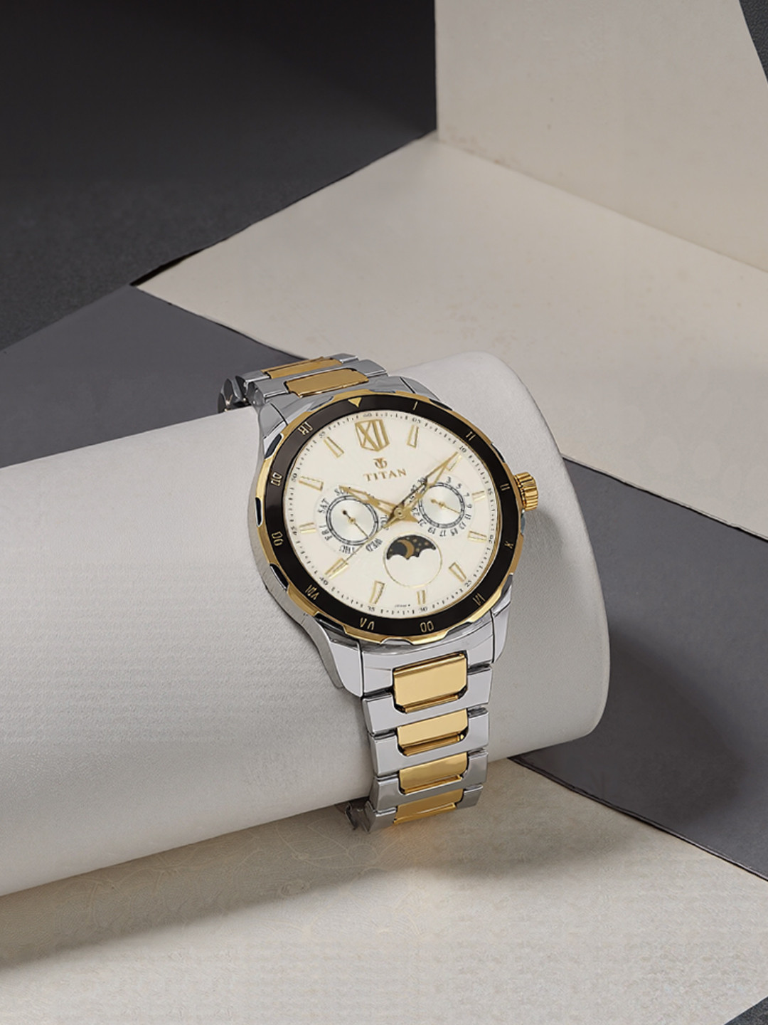 Titan Men White Dial Watch NH1688KM02