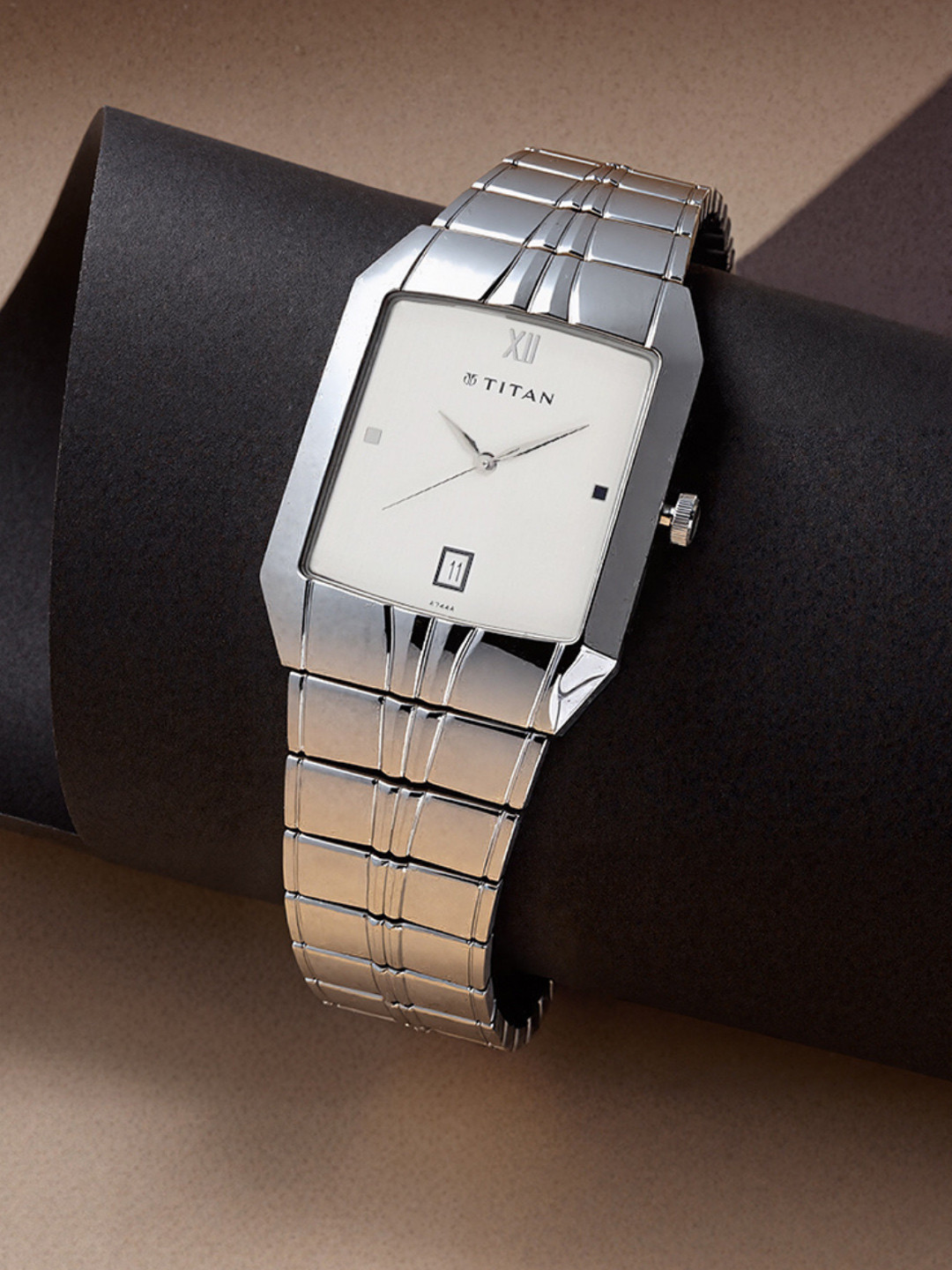 Titan Men Silver-Toned & White Analogue Watch NH9264SM01A