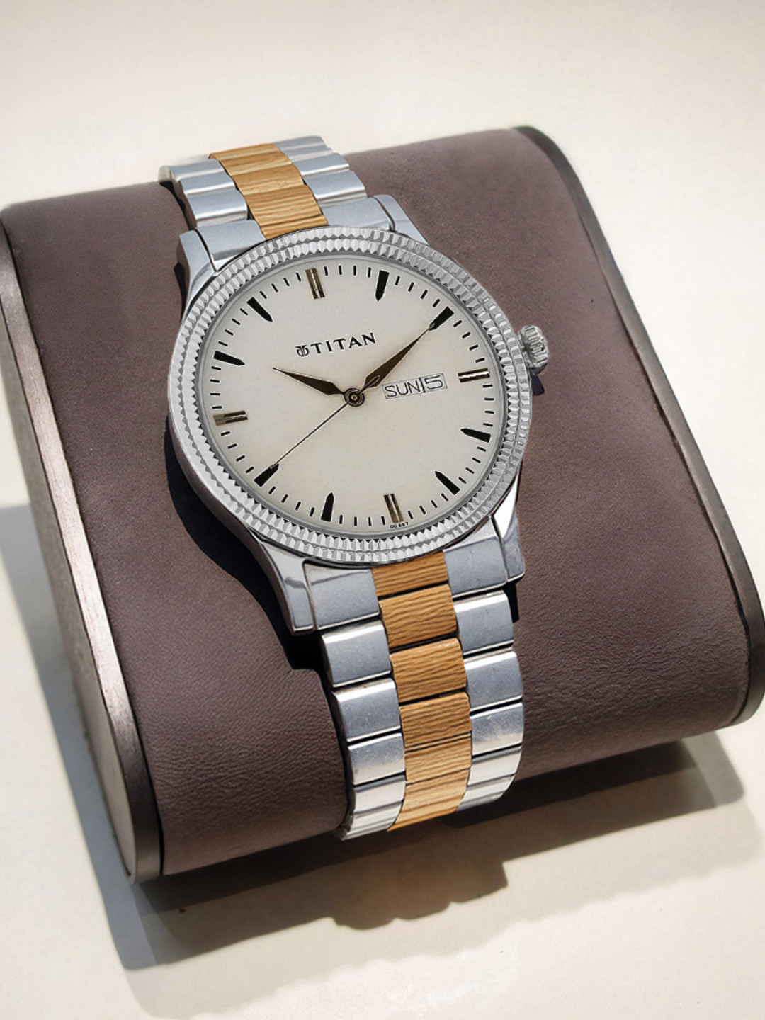 Titan Men Silver-Toned & Off-White Analogue Watch NK1650BM01
