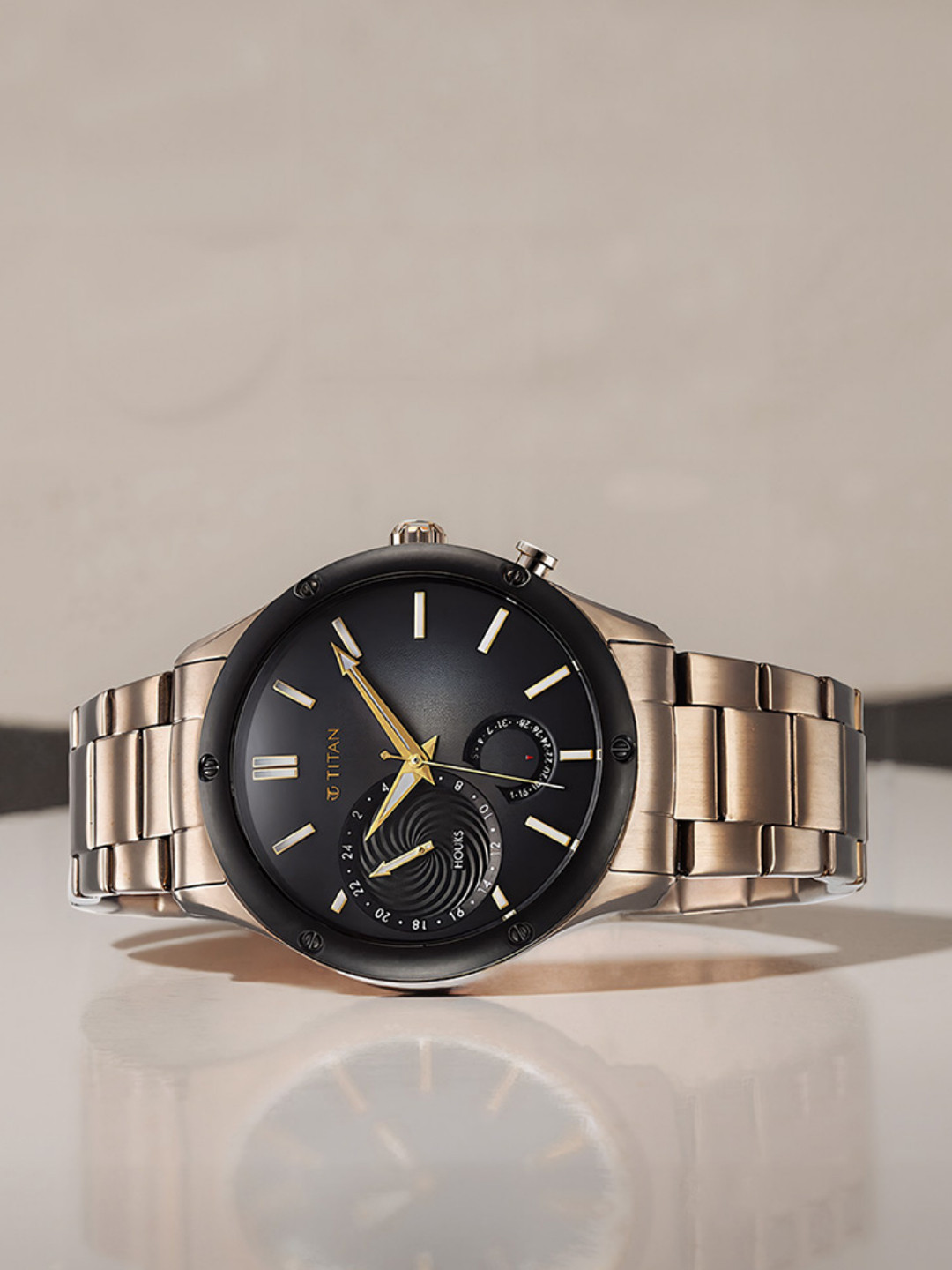 Titan Men Dial & Stainless Steel Bracelet Style Straps Analogue Watch 10009KM02