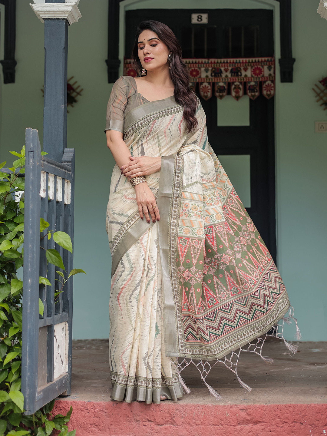 bansari textiles Floral Printed Zari Tassels Saree
