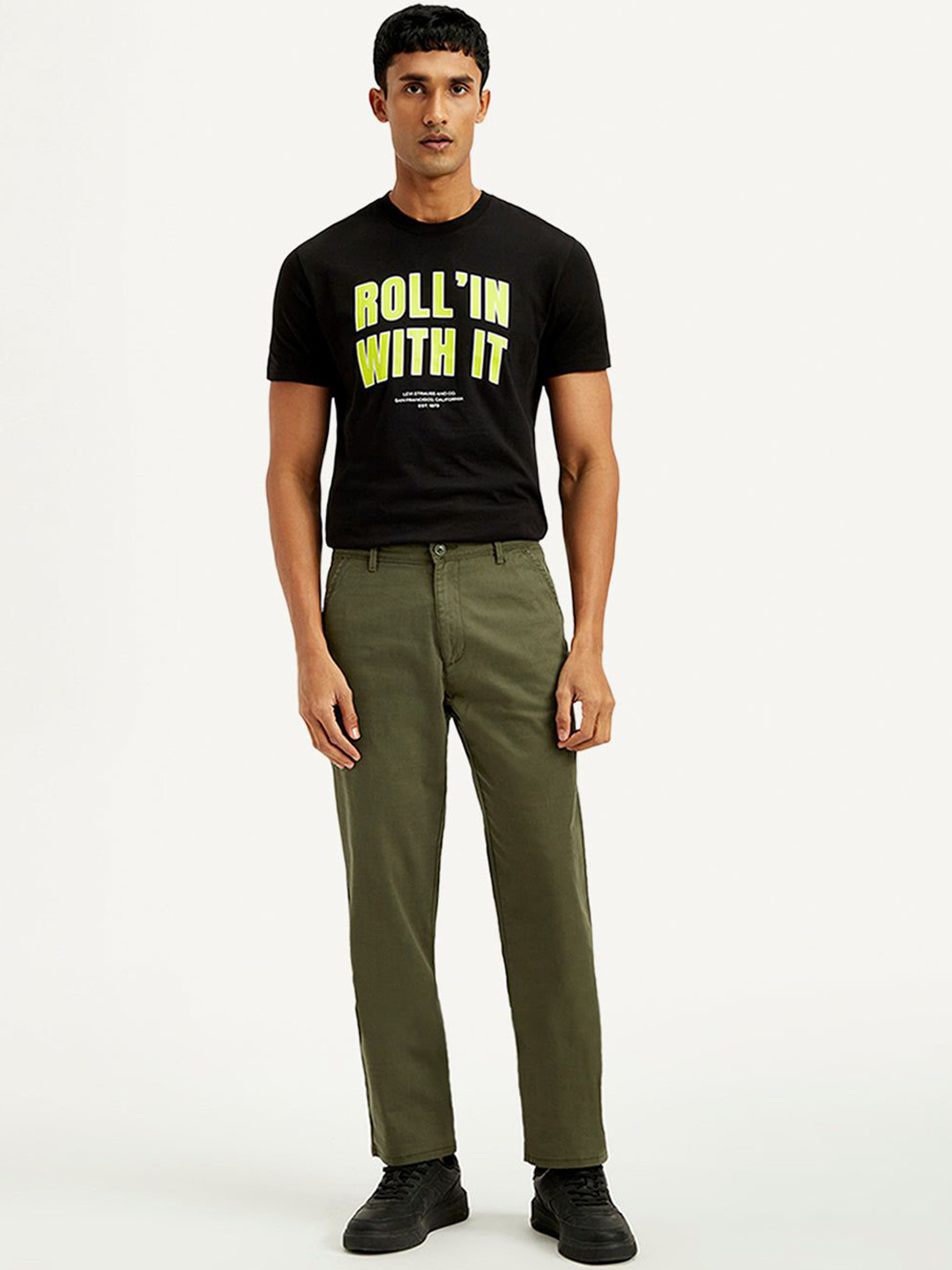Levis Men Solid Straight Fit Mid-Rise Flat-Front Chinos Cotton Trousers