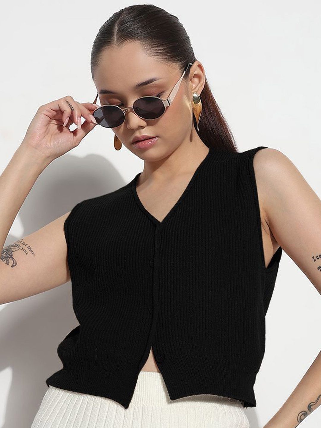 SHOWOFF Women's Ribbed V-Neck Sleeveless Knitted Top