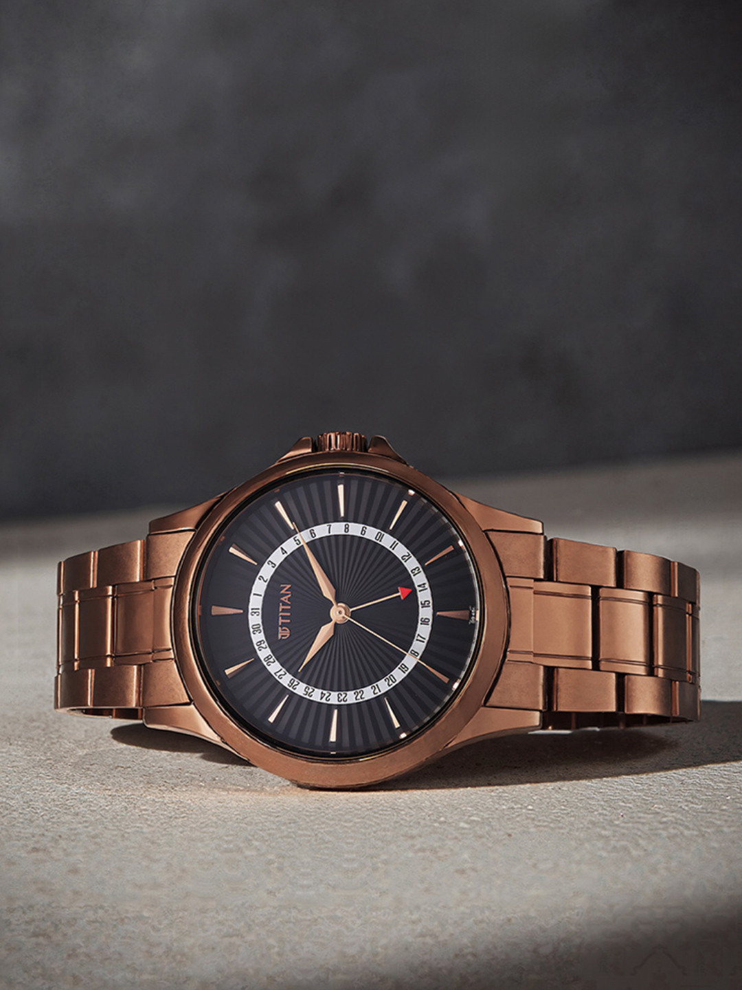 Titan Men Dial & Stainless Steel Bracelet Style Straps Analogue Watch 10038QM01