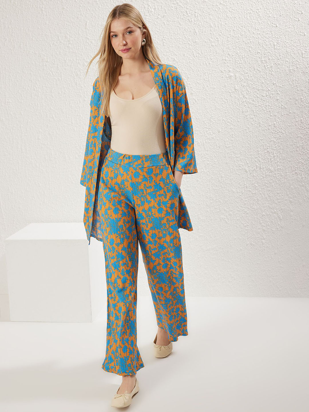 Trendyol Sleeveless Top With Abstract Printed Jacket & Trouser