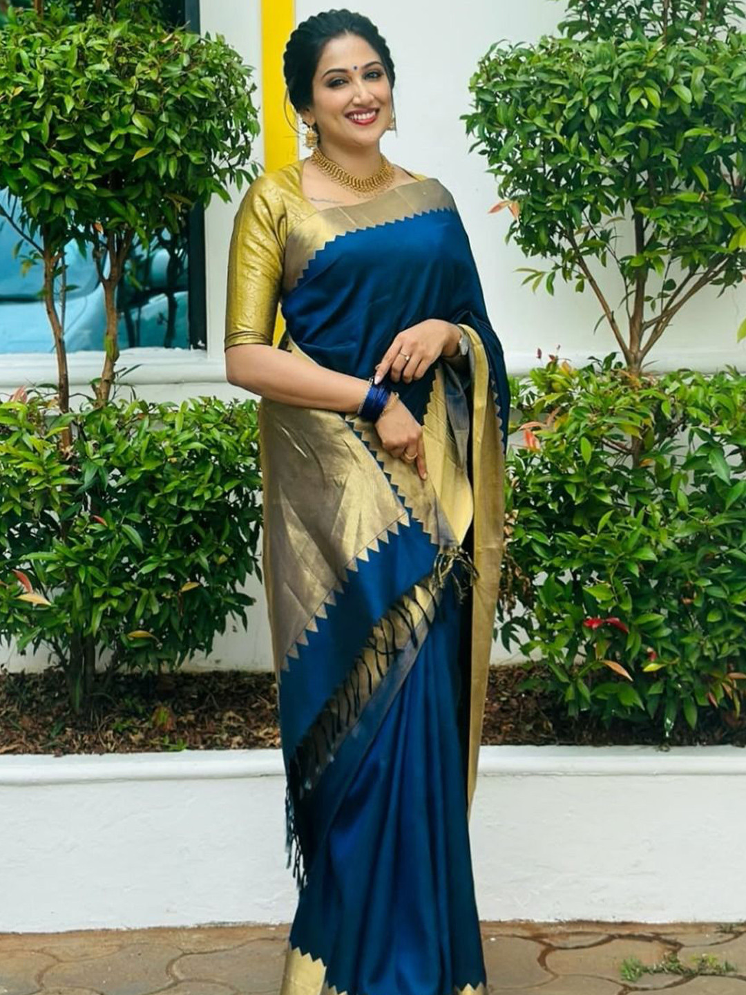 bansari textiles Solid Sari With Zari Border Banarasi Saree
