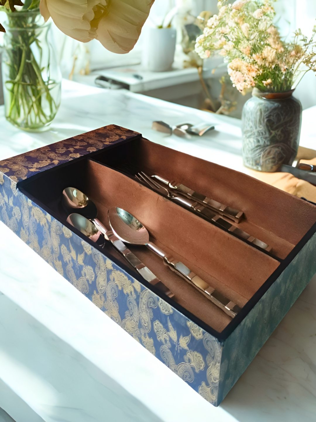 THE HOME CO. Blue & Gold-Toned Paisley Printed Wooden Cutlery Holder