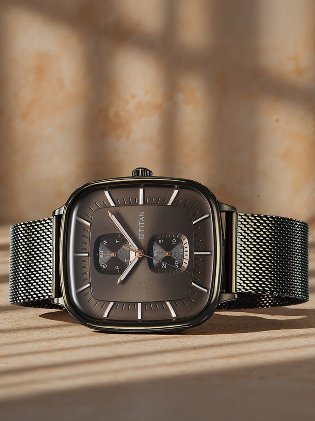 Titan Men Dial & Stainless Steel Bracelet Style Straps Analogue Watch