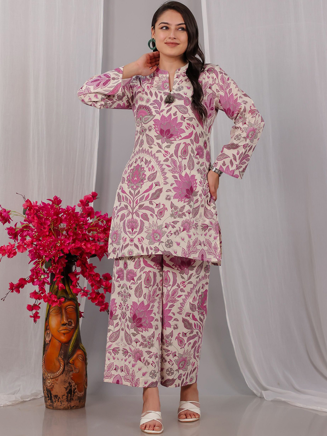 Aramya Women Floral Printed Regular Linen Kurta Set