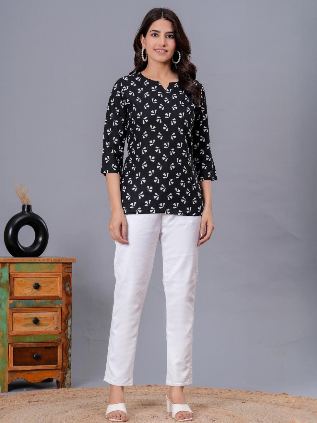 CHOISE GABBAA Women Black Floral Printed Short Kurti