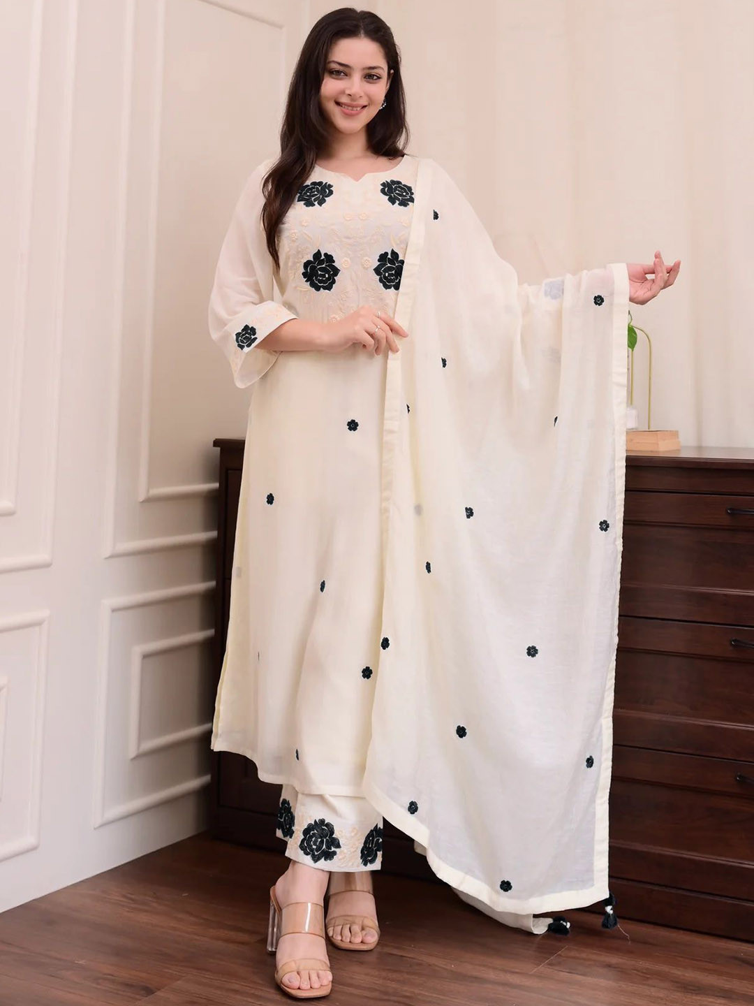 BE IN TEXO FAB Women Floral Embroidered Kurta with Churidar & Dupatta