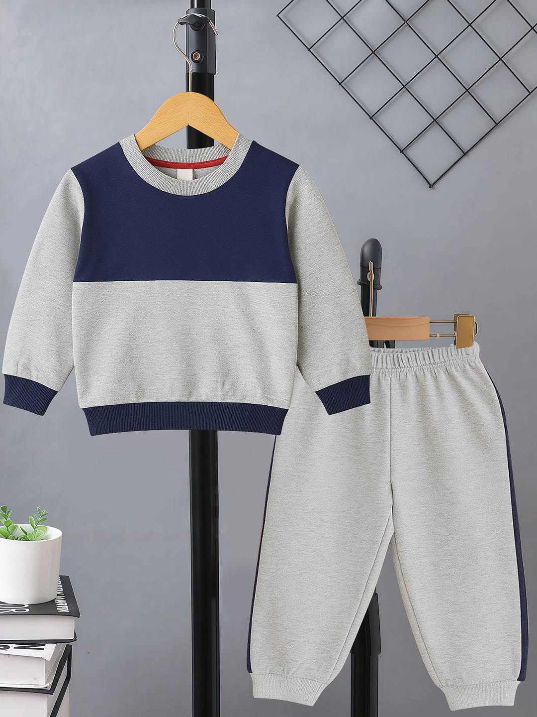 INDIA FASHION FAB Kids Colorblocked Sweatshirt And Jogger