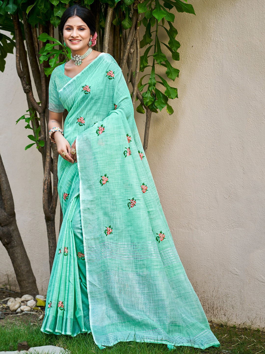DEVATITHI Floral Embroidered Linen Saree