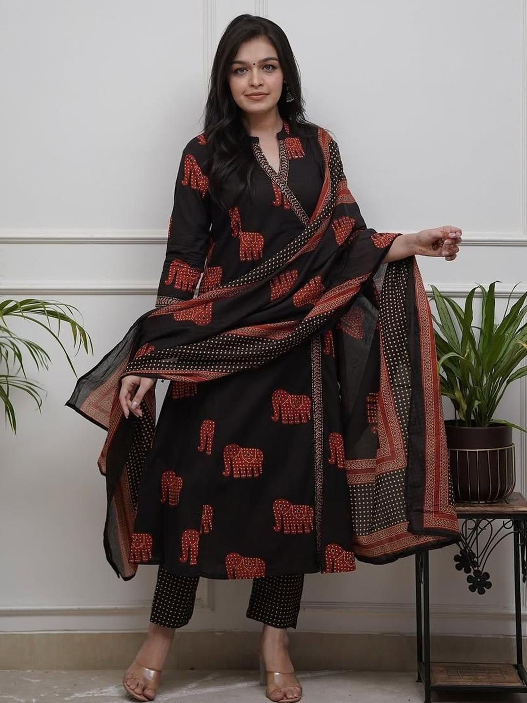 Pari A1 Women Black Cotton Blend Kurta Sets