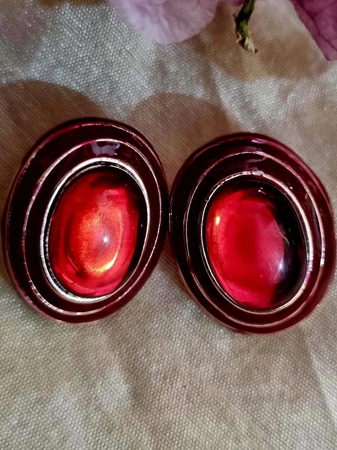 ATTRACTIVE SISTER Oval Studs Earrings