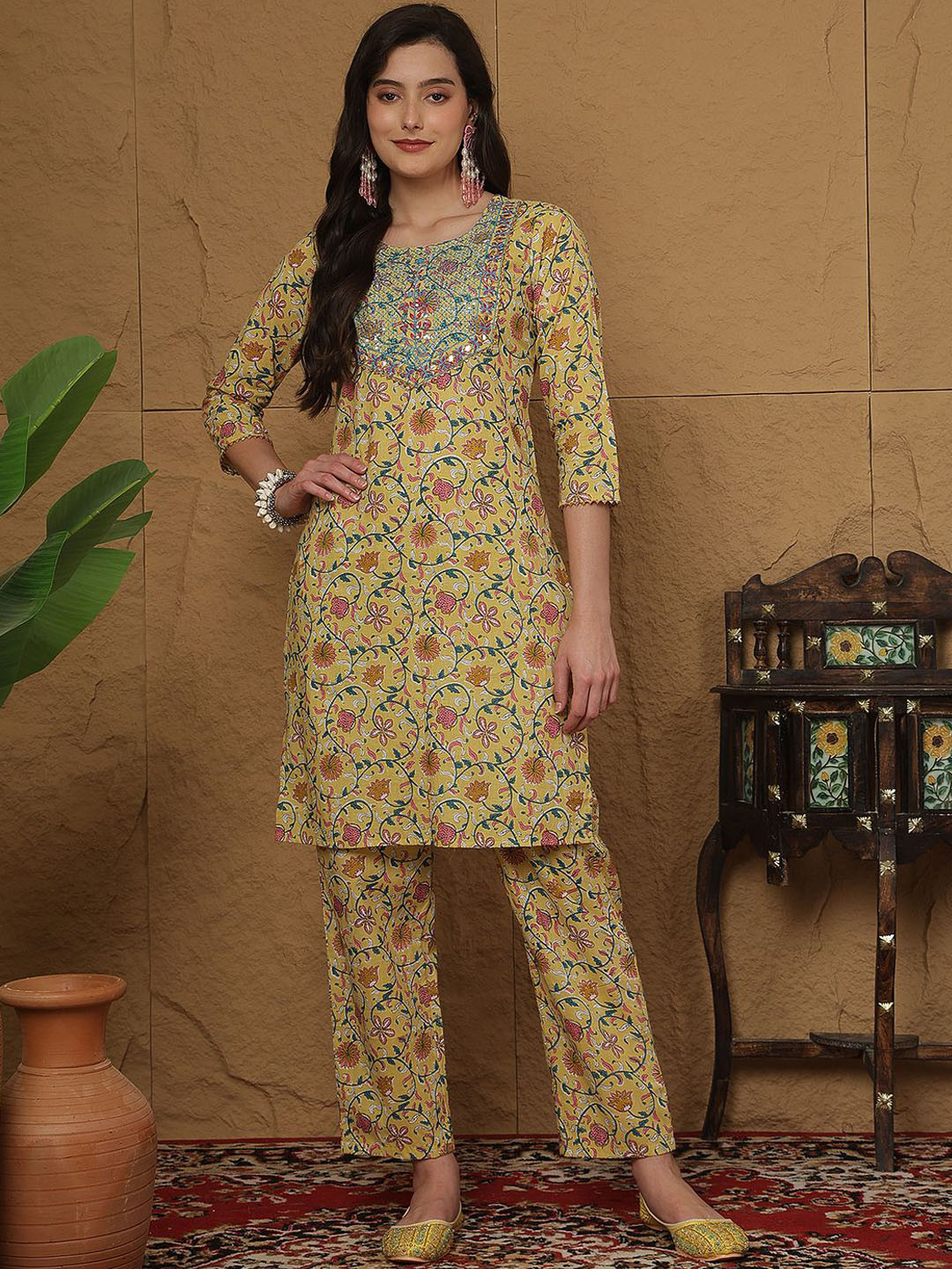 GLAM ROOTS Printed Round Neck Three Fourth Sleeves Tunic With Trousers Co-Ords