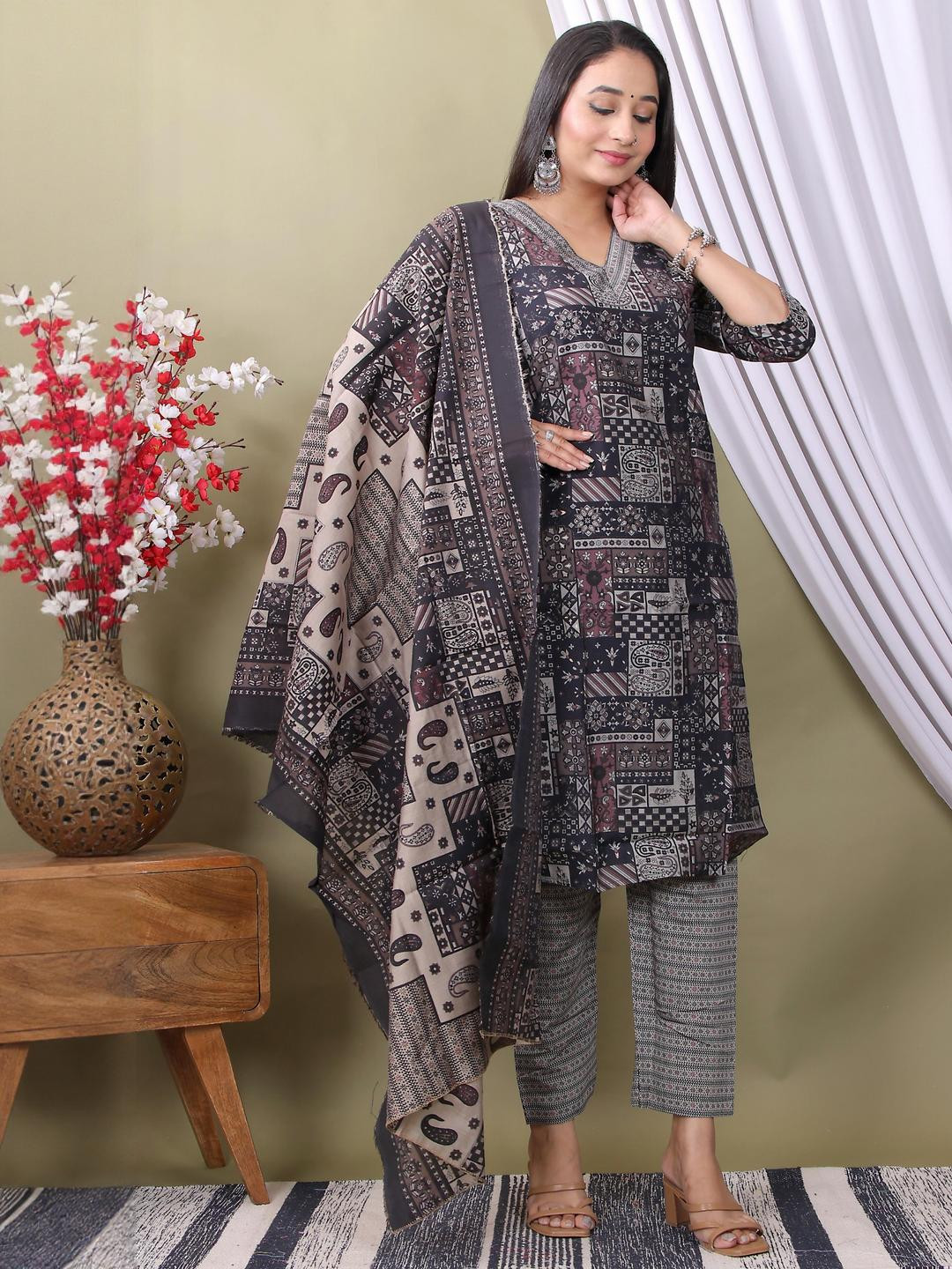 PARTH STYL FASHION Women Blue Tussar Silk Kurta Sets