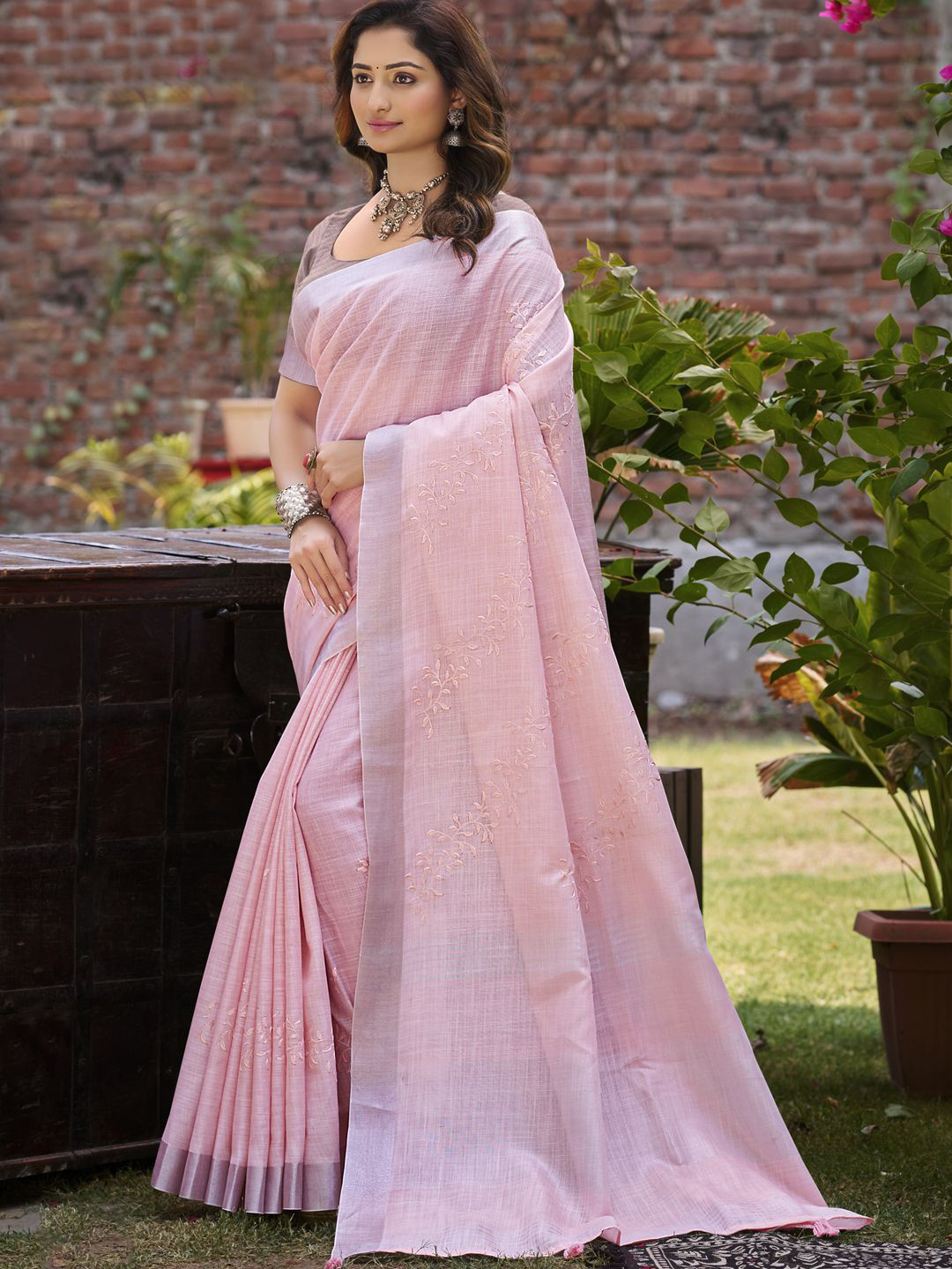 DEVATITHI Floral Embroidered Linen Saree