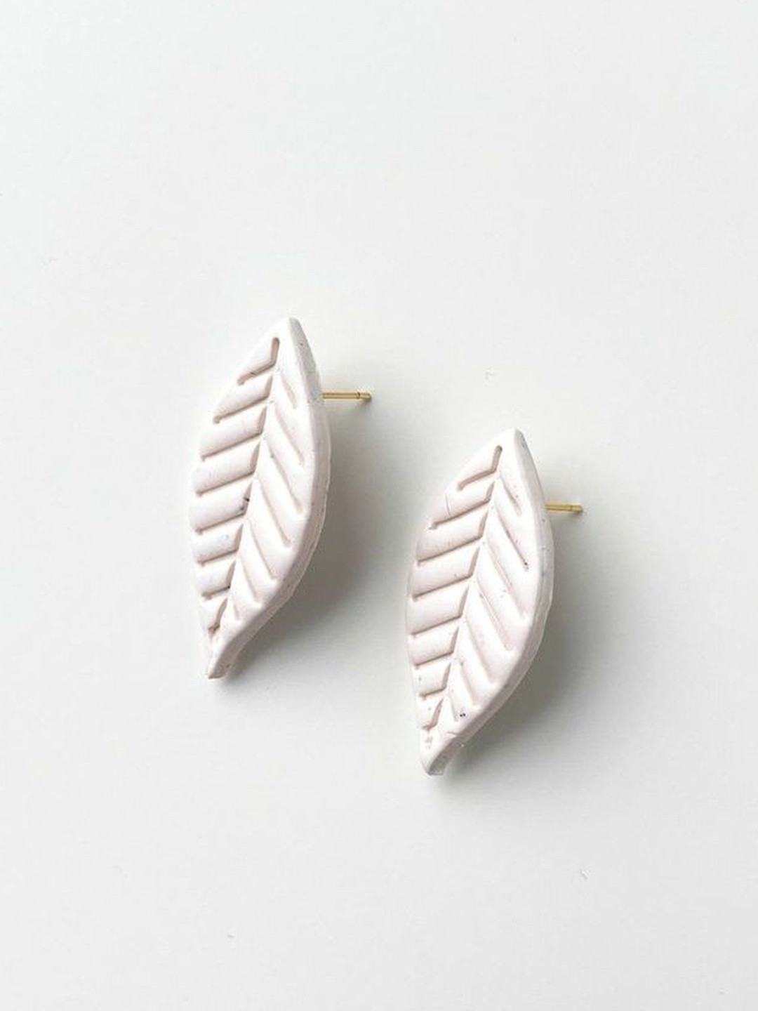VMA PLAY FASHION Brass Plated Leaf Shaped Studs