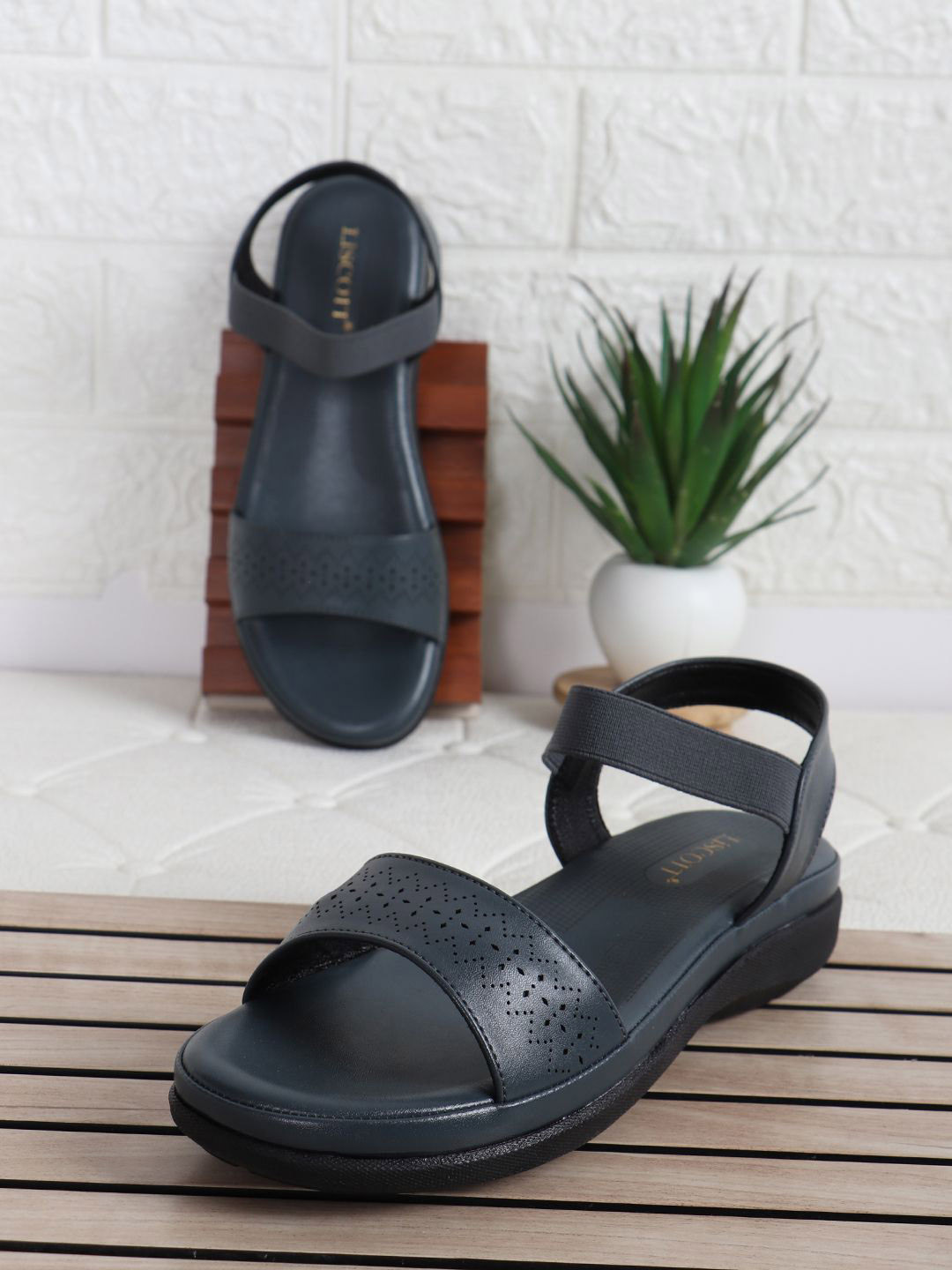 Liscott Women Regular Wedge Heel Sandals