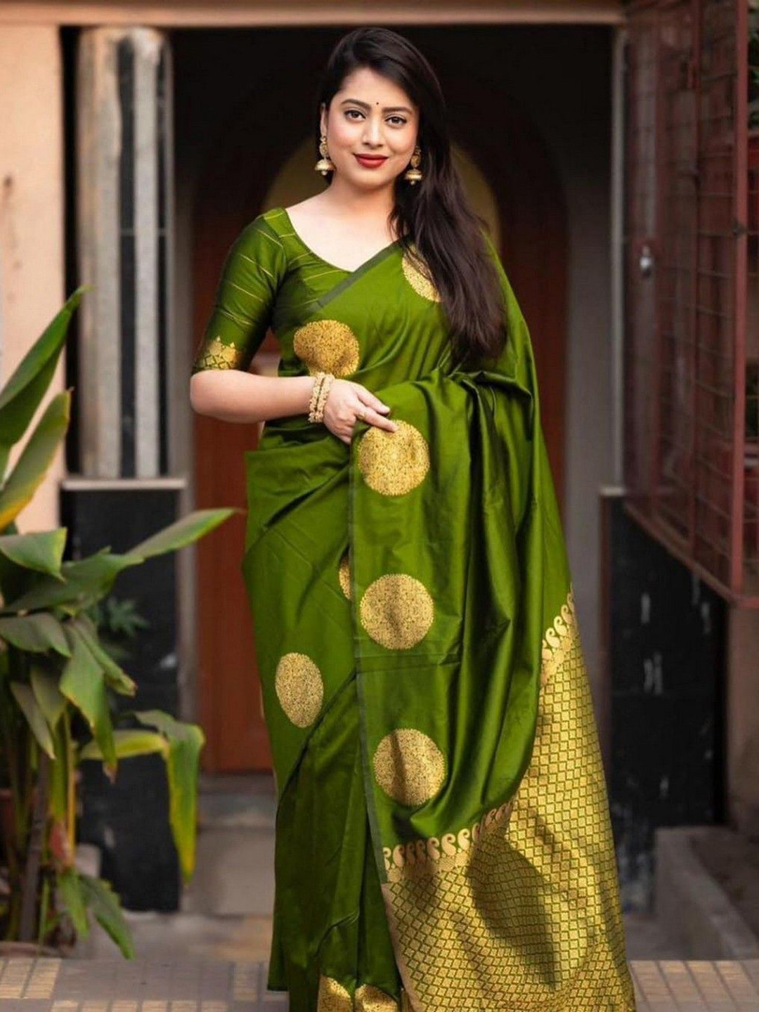 Lookmark Woven Design Zari Banarasi Saree With Blouse Material