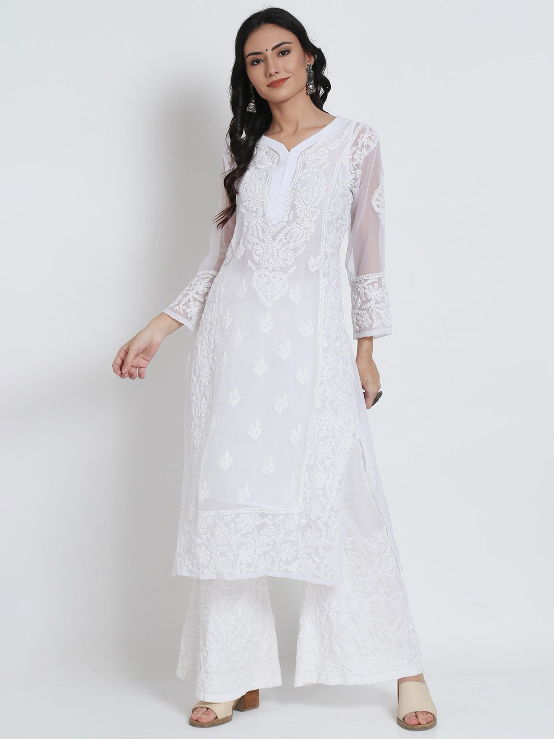 PARAMOUNT CHIKAN Floral Embroidered Sweetheart Neck Chikankari Georgette Straight Kurta