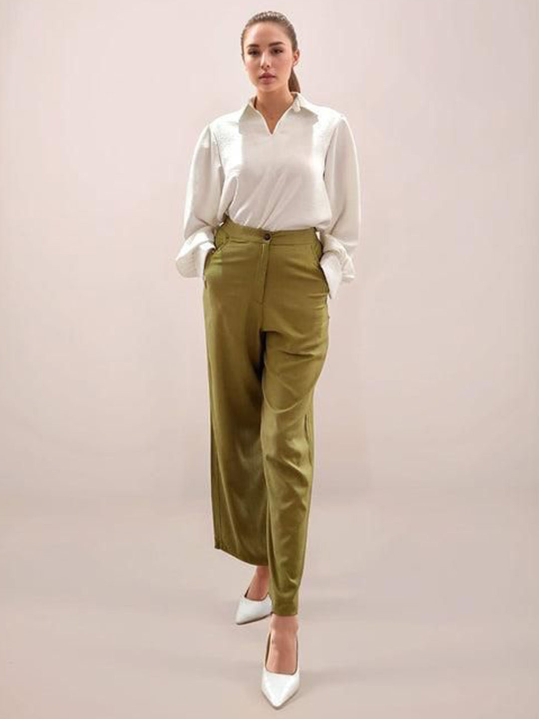 Zink London Women Relaxed Loose Fit High-Rise Green Solid Full Length Cotton Trouser